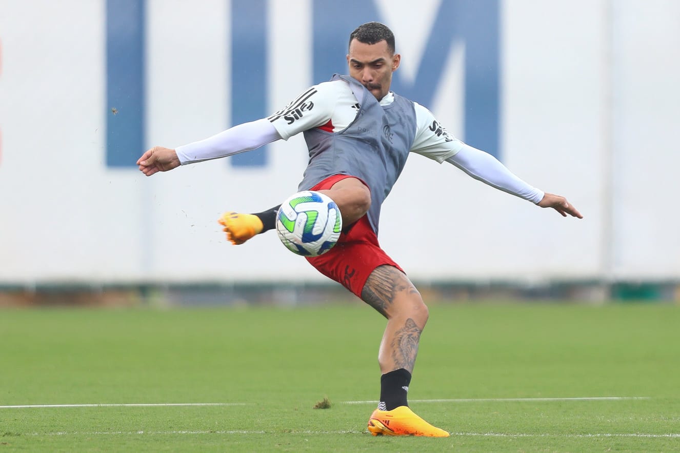 MATHEUZINHO TREINA COM BOLA E FICA PRÓXIMO DE RETORNO AO FLAMENGO